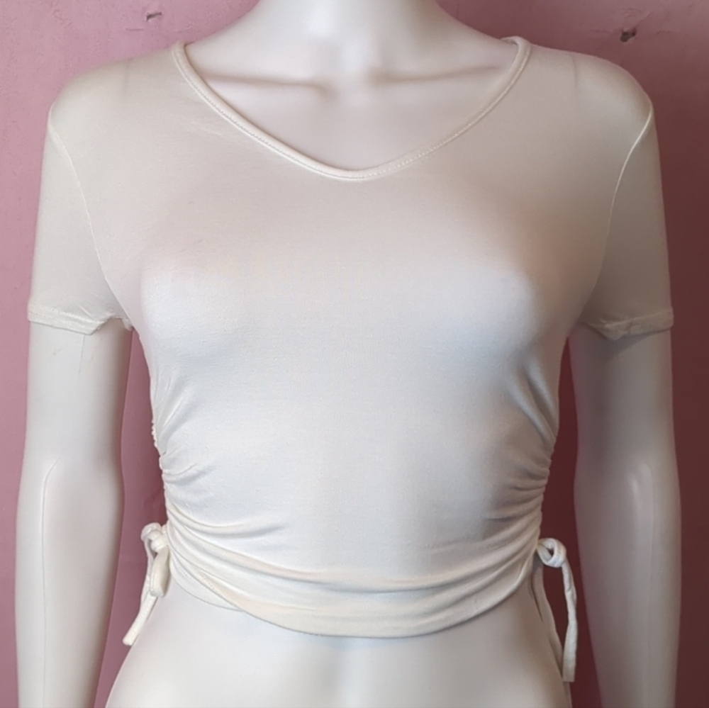 PrettyLittleThing Off White Jersey V Neck Ruched Sides Short Sleeve Crop Tee 4
